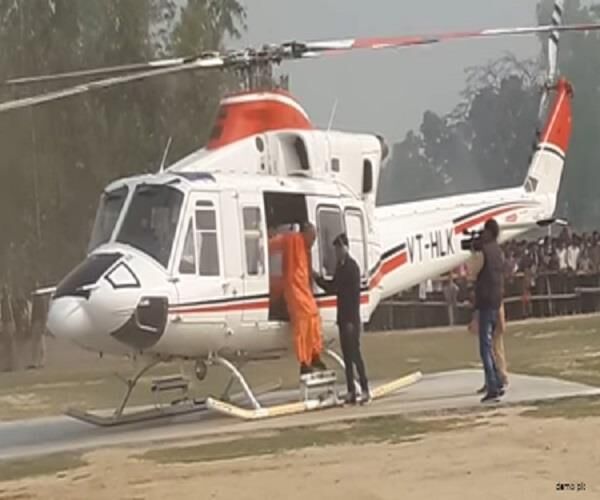 यूपी में बाल बाल बचे सीएम योगी, खेत में उतरा हेलीकाप्टर यूपी में बाल बाल बचे सीएम योगी, खेत में उतरा हेलीकाप्टर