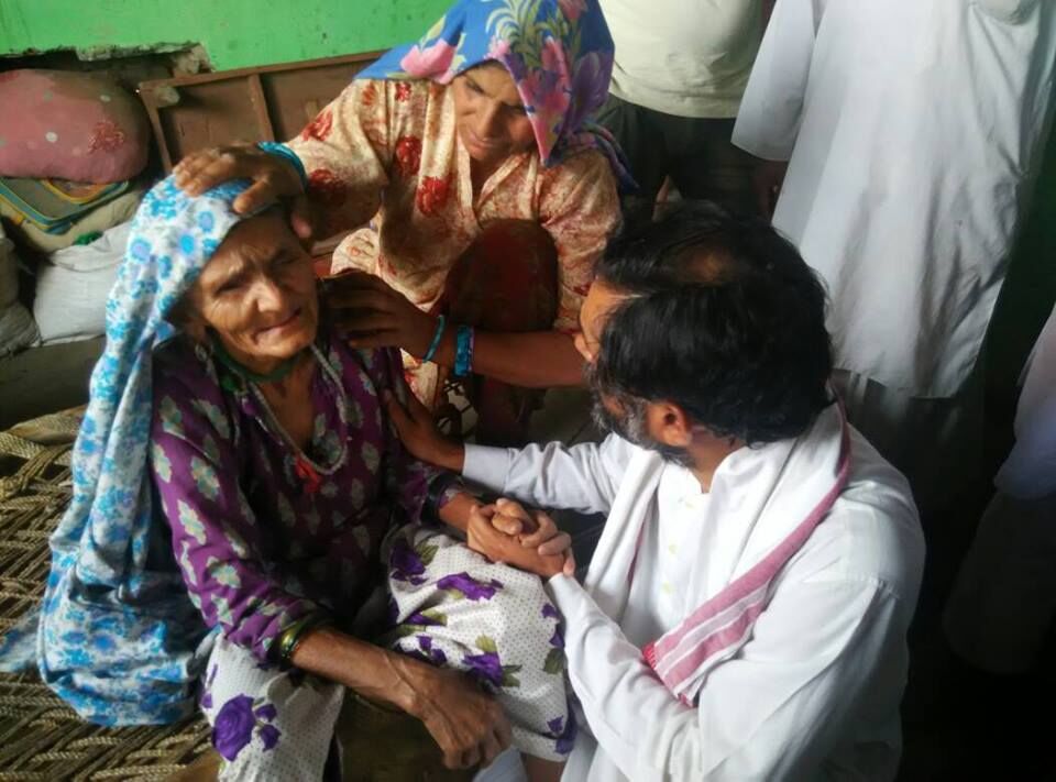 इस माँ कौन दे हिम्मत, जिसने सुना कि मेरा बेटा पीट पीट कर मार डाला, भावुक हुए योगेन्द्र यादव इस माँ कौन दे हिम्मत, जिसने सुना कि मेरा बेटा पीट पीट कर मार डाला, भावुक हुए योगेन्द्र यादव