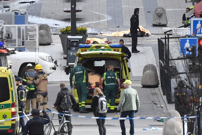 स्वीडन में भारतीय दूतावास के पास एक शख्स ने भीड़ पर चढ़ाया ट्रक, 3 की मौत