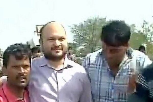 मंदसौर: किसानों की मौत से गुस्साए लोगों ने कलेक्टर को खदेड़ा, फाड़े कपड़े