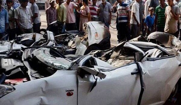 दिल्ली के पंजाबी बाग फ्लाईओवर के नीचे गिरी कार, 2 लोगों की मौत, 5 घायल