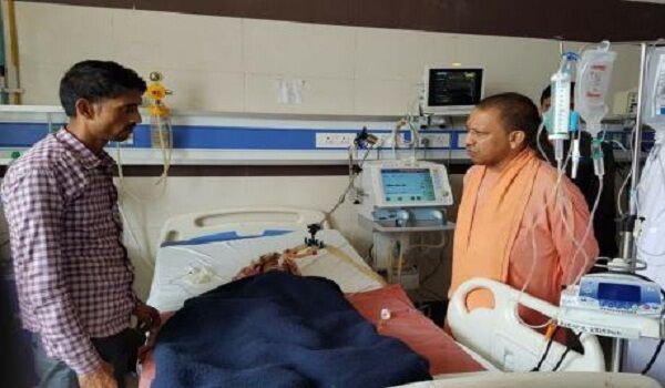 लखनऊ: CM योगी पहुंचे KGMU, ट्रॉमा सेंटर का किया निरीक्षण, मृतकों के परिजनों को 2 लाख की आर्थिक सहायता का ऐलान लखनऊ: CM योगी पहुंचे KGMU, ट्रॉमा सेंटर का किया निरीक्षण, मृतकों के परिजनों को 2 लाख की आर्थिक सहायता का ऐलान