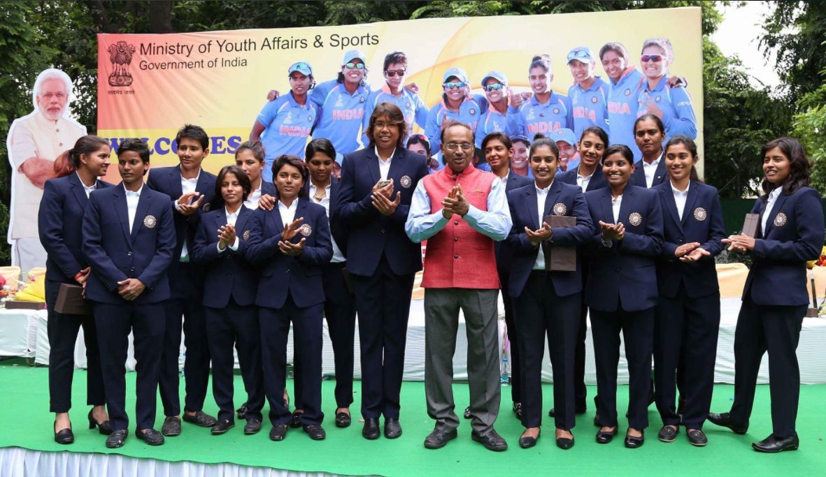 खेल मंत्री विजय गोयल ने भारतीय महिला क्रिकेट टीम को किया सम्मानित