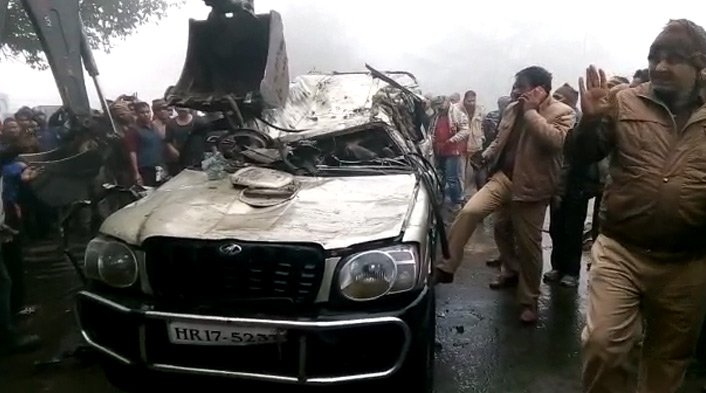 अलीगढ : कोहरे की वजह से तालाब में गिरी स्कॉर्पियो, 2 पुलिसकर्मी समेत 7 की मौत अलीगढ : कोहरे की वजह से तालाब में गिरी स्कॉर्पियो, 2 पुलिसकर्मी समेत 7 की मौत