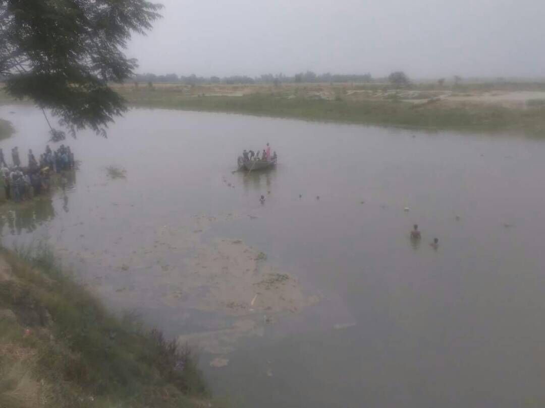 10 छात्र नदी में डूबे, 2 की मौत अन्य की तलाश जारी 10 छात्र नदी में डूबे, 2 की मौत अन्य की तलाश जारी