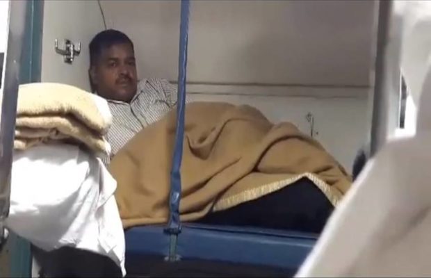 चलती ट्रेन में लड़की को देख हस्तमैथुन कर रहा था ये शख्स, लड़की ने वीडियो बना किया पोस्ट
