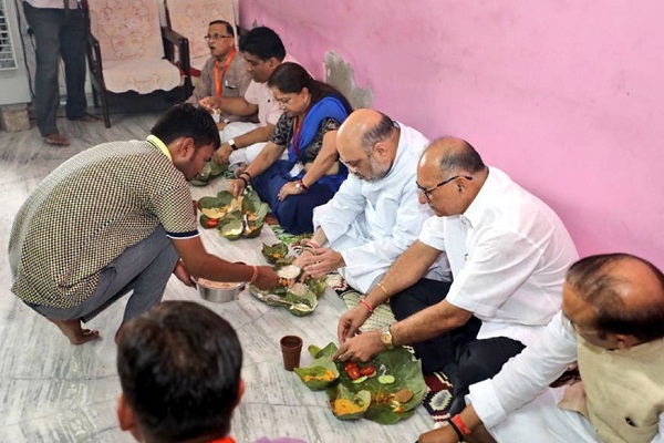 जयपुर: अमित शाह और वसुंधरा राजे ने दलित के घर खाया खाना, कच्ची बस्ती में घूमे पैदल