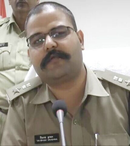 इटावा में बलात्कार के आरोपी सिपाही को भेजा जेल, पुलिस कप्तान ने दिखाई सख्ती इटावा में बलात्कार के आरोपी सिपाही को भेजा जेल, पुलिस कप्तान ने दिखाई सख्ती