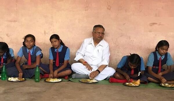 सीएम रमन सिंह ने स्कूल के बच्चों के साथ बैठकर खाया मिड डे मील