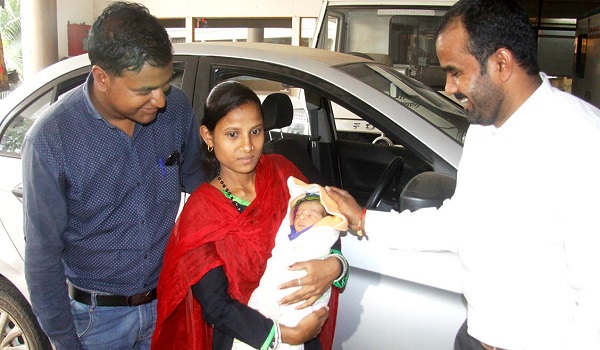 OLA कैब में महिला ने बच्चे को दिया जन्म, कंपनी ने दिया ये तोहफा
