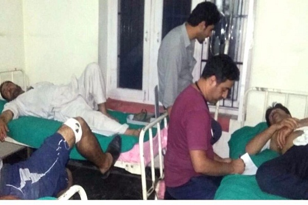 श्रीनगर: सेना के जवानों और पुलिसकर्मियों में झड़प, थाने में तोड़फोड़, 7 पुलिसकर्मी घायल श्रीनगर: सेना के जवानों और पुलिसकर्मियों में झड़प, थाने में तोड़फोड़, 7 पुलिसकर्मी घायल