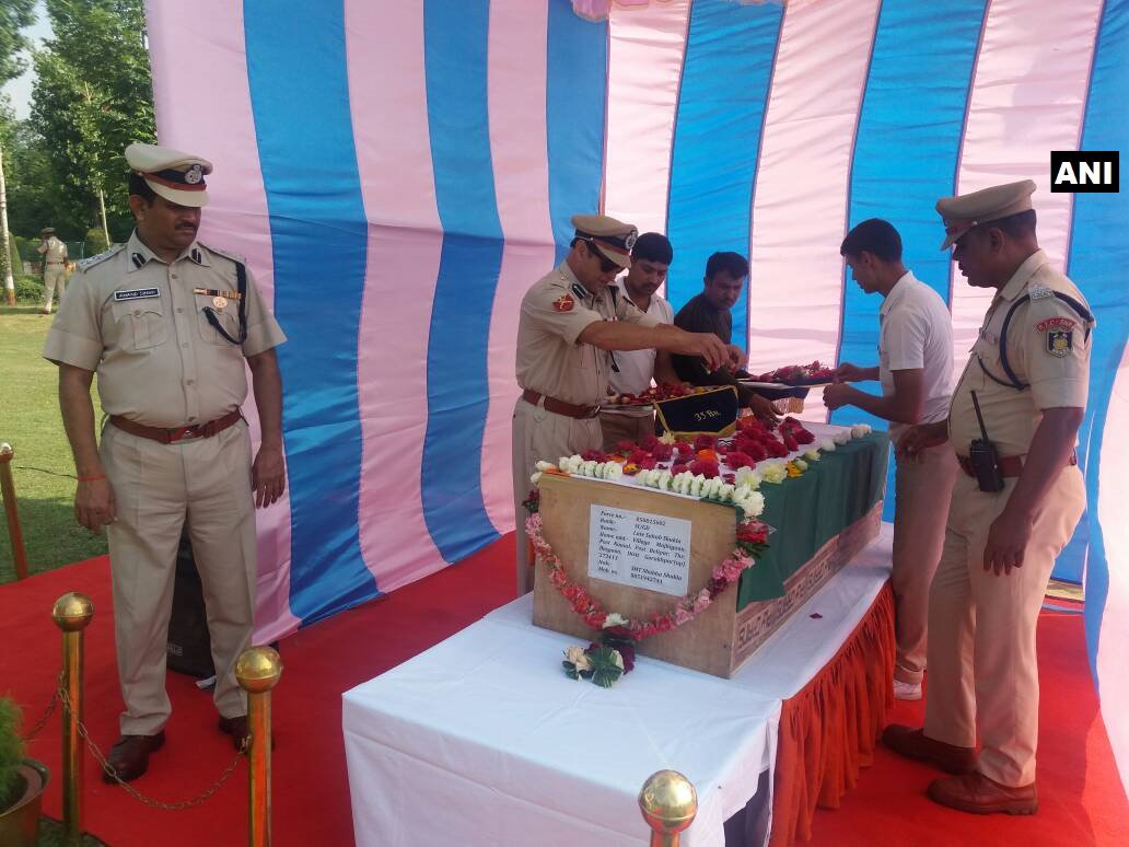 शहीद साहब शुक्ला के बेटे की मांग, सीएम के बिना आये नहीं करेंगे पापा का अंतिम संस्कार शहीद साहब शुक्ला के बेटे की मांग, सीएम के बिना आये नहीं करेंगे पापा का अंतिम संस्कार