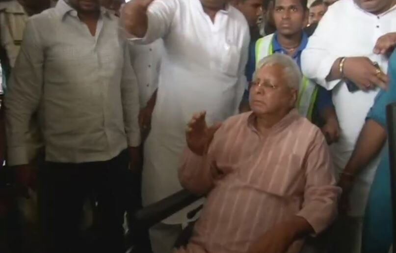 लंबे समय बाद राजद सुप्रीमों पहुंचे पटना, स्वागत में उमड़ी भीड़ लंबे समय बाद राजद सुप्रीमों पहुंचे पटना, स्वागत में उमड़ी भीड़