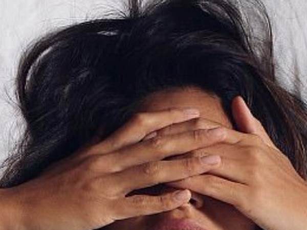 पति-पत्नी बिस्तर पर कर रहे थे सेक्स , तभी आ गई तीन साल की बेटी फिर पति-पत्नी बिस्तर पर कर रहे थे सेक्स , तभी आ गई तीन साल की बेटी फिर