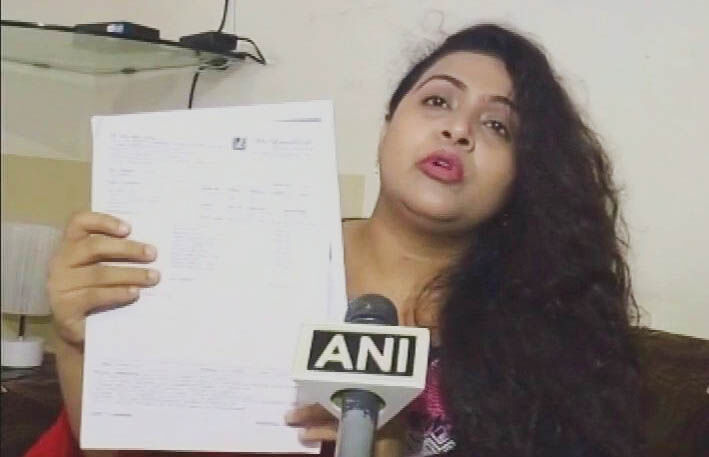 पति ने स्पीड पोस्ट से पत्नी को दिया तलाक, पीडिता ने सीएम योगी और पीएम मोदी से लगाई गुहार पति ने स्पीड पोस्ट से पत्नी को दिया तलाक, पीडिता ने सीएम योगी और पीएम मोदी से लगाई गुहार