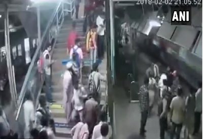 RPF जवान ने एक बच्चे को चलती ट्रेन के नीचे आने से बचाया, देखें वीडियो