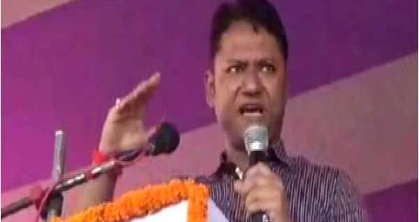 औरंगाबाद डीएम का अजीब बयान, शौचालय बनवाने के लिए पैसे नहीं है तो बीवी बेच दो औरंगाबाद डीएम का अजीब बयान, शौचालय बनवाने के लिए पैसे नहीं है तो बीवी बेच दो