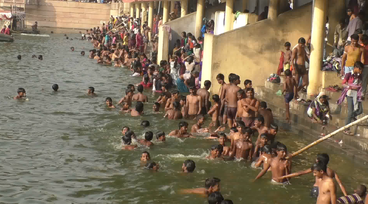 दशहरा पर्व पर लाखों लोगों ने लगाई आस्था की डुबकी दशहरा पर्व पर लाखों लोगों ने लगाई आस्था की डुबकी