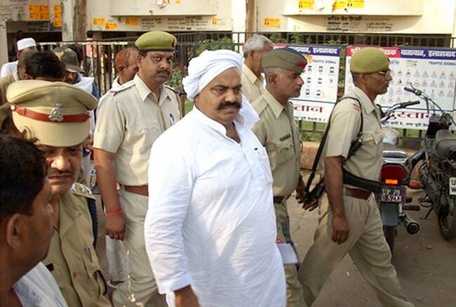बाहुबली अतीक अहमद ने लखनऊ ही नहीं प्रयागराज के व्यापारी को भी पीटा बाहुबली अतीक अहमद ने लखनऊ ही नहीं प्रयागराज के व्यापारी को भी पीटा