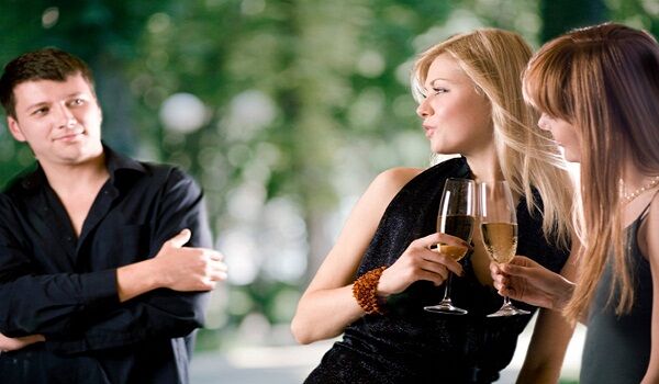 जानिए किन राशियों की महिलाओं को देखकर पुरुष हो जाते हैं आकर्षित!