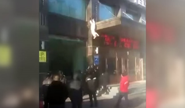 VIDEO: बिल्डिंग के 9वें फ्लोर से एक नहीं दो बार गिरी ये महिला, फिर हुआ कुछ ऐसा हैरान रह गए लोग
