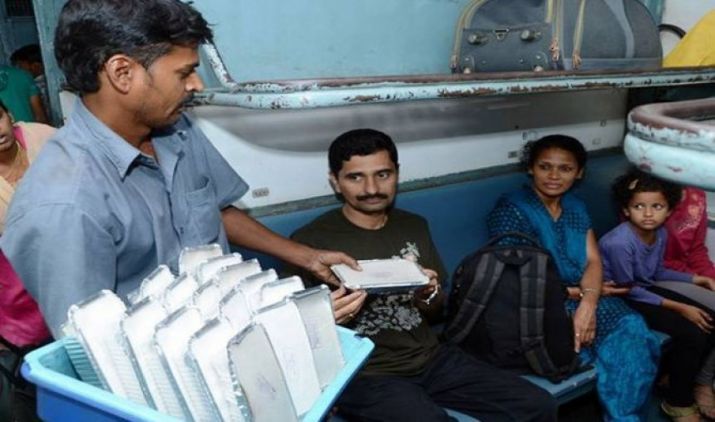 यात्रीगण कृपया ध्यान दें, रेलवे आपके खाने में कर सकती है कटौती!