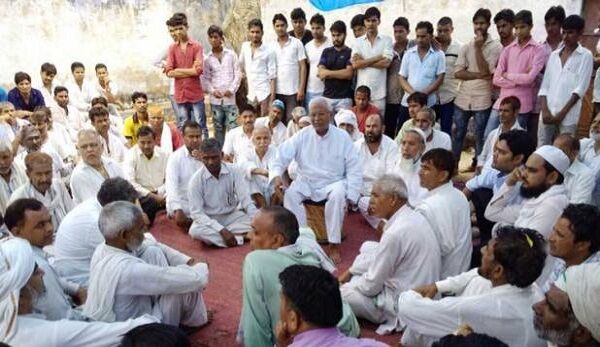 फेसबुक पर आपत्तिजनक धार्मिक पोस्ट डालने पर महापंचायत ने दी 11 जूते मारने और 21 हजार जुर्माने की सजा फेसबुक पर आपत्तिजनक धार्मिक पोस्ट डालने पर महापंचायत ने दी 11 जूते मारने और 21 हजार जुर्माने की सजा