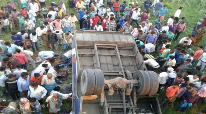 बिहार में दर्दनाक हादसा, हाइवे पर पुल से नीचे गिरी बस, 10 की मौत, कई घायल