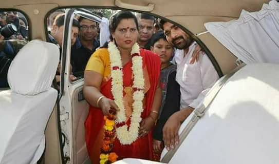 बसपा के मेयर ने किया गाडी में बैठने से मना, बोली पहले इसका शुद्धिकरण कराओ,