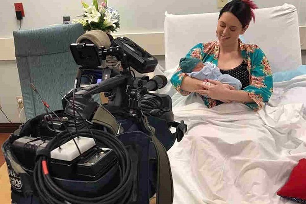 LIVE शो के दौरान प्रेजेंटर ने दिया बच्चे को जन्म, श्रोताओं ने रखा ये नाम