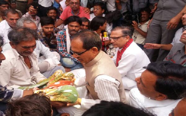 मंदसौर: मृत किसानों के परिजनों से मिले शिवराज सिंह, 2 किसानों ने फिर की खुदकुशी मंदसौर: मृत किसानों के परिजनों से मिले शिवराज सिंह, 2 किसानों ने फिर की खुदकुशी