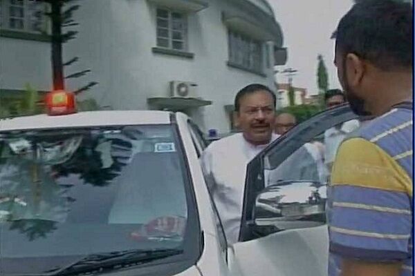 VVIP कल्चर को खत्म करने की मोदी सरकार के फ़ैसले को ठेंगा दिखा, ममता के मंत्री अब भी लाल बत्ती पर सवार VVIP कल्चर को खत्म करने की मोदी सरकार के फ़ैसले को ठेंगा दिखा, ममता के मंत्री अब भी लाल बत्ती पर सवार