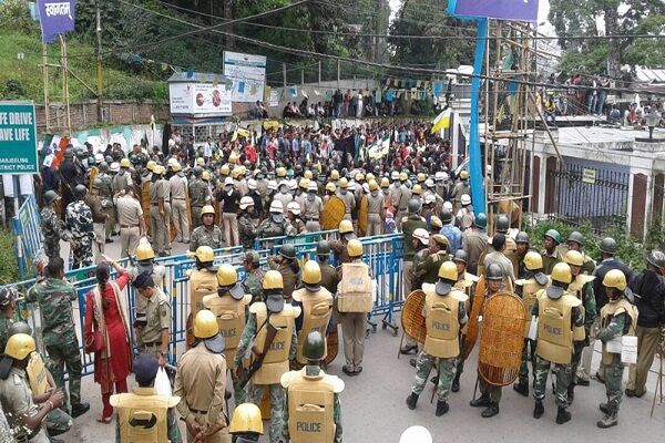 दार्जिलिंग में फिर भड़की हिंसा, गोरखालैंड समर्थक की मौत दार्जिलिंग में फिर भड़की हिंसा, गोरखालैंड समर्थक की मौत