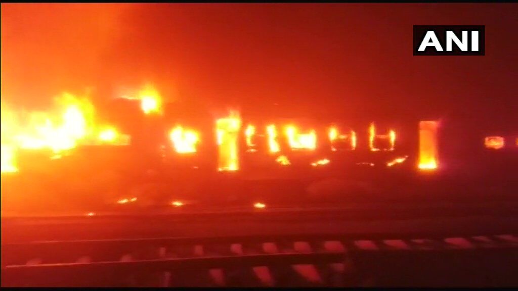 पटना मोकामा पैसेंजर ट्रेन में लगी आग, चार बोगी जलकर ख़ाक