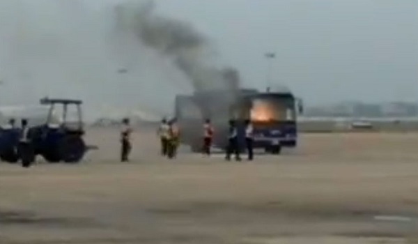 VIDEO: चेन्नई हवाई अड्डे पर इंडिगो की यात्री बस में लगी आग, टला बड़ा हादसा