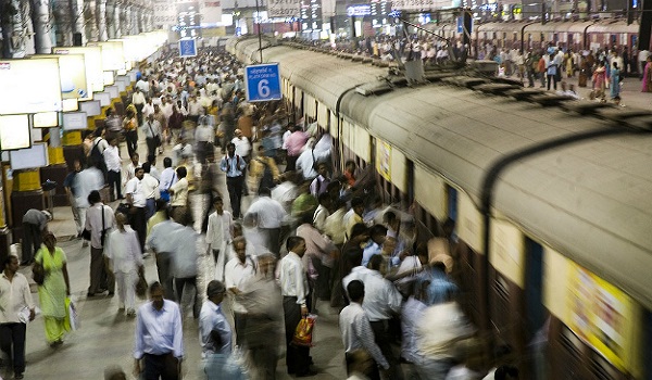 एक और ट्रेन हादसा: मुंबई में लोकल ट्रेन के चार डब्बे पटरी से उतरे