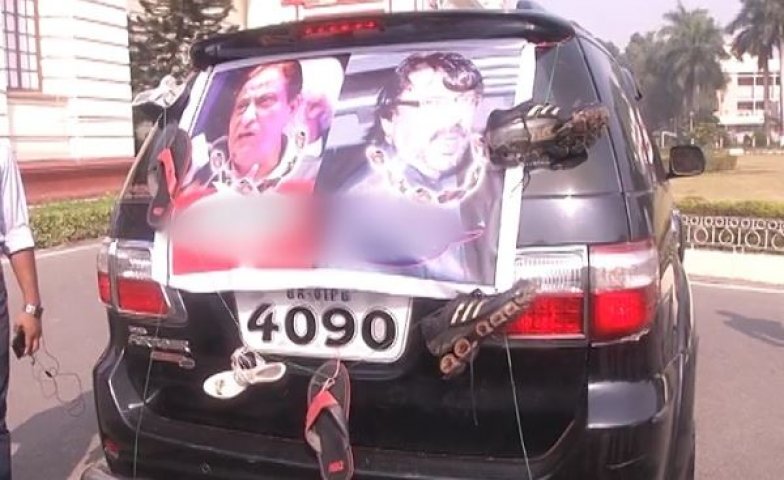 पद्मावती के विरोध में बीजेपी विधायक सारी मर्यादा भूले, पूर्व मंत्री व MLA  आज़म की तस्वीर पर सरेआम लटकाए जूते