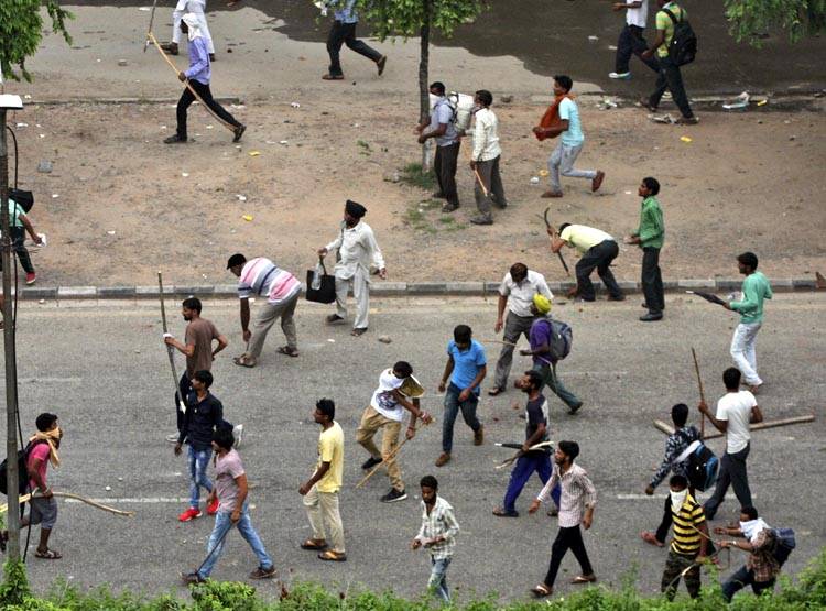 LIVE: हाईकोर्ट की खट्टर सरकार को फटकार, राजनैतिक फायदे के चलते जला दिया पूरा हरियाणा LIVE: हाईकोर्ट की खट्टर सरकार को फटकार, राजनैतिक फायदे के चलते जला दिया पूरा हरियाणा