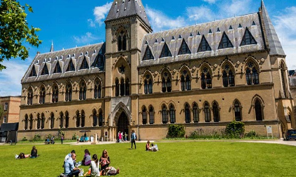 पर्याप्त शिक्षा न देने पर छात्र ने किया ऑक्सफोर्ड पर मुकदमा