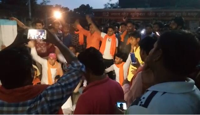 बिजनौर के मण्डावर थाने पर हिन्दू संगठनों का धरना, पुलिस ने युवक को हत्या की जाँच के सिलसिले में उठाया था