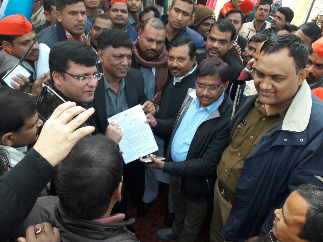 सपा ने सदर तहसील पर धरना देकर योगी सरकार पर लगाई किसानों की अनदेखी की तोहमत सपा ने सदर तहसील पर धरना देकर योगी सरकार पर लगाई किसानों की अनदेखी की तोहमत