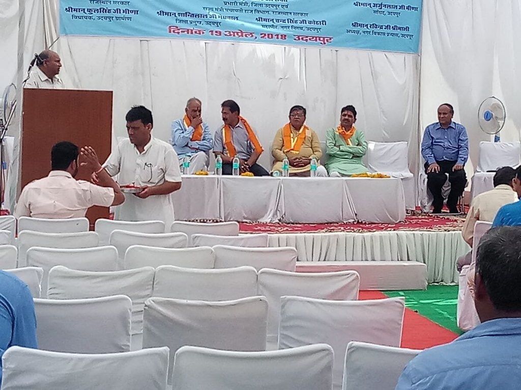 राजस्थान गृह मंत्री की फ्लॉप जनसभा पर कांग्रेस विधायक धीरज गुर्जर ने ली चुटकी। राजस्थान गृह मंत्री की फ्लॉप जनसभा पर कांग्रेस विधायक धीरज गुर्जर ने ली चुटकी।