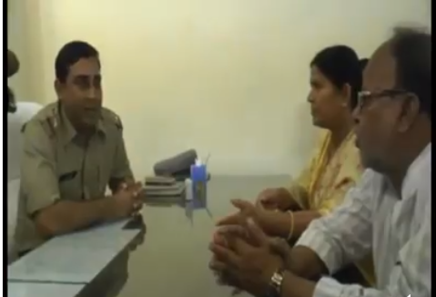 देखें वीडियो: बीजेपी विधायक ने दी थानाध्यक्ष को गाली तो रोने लगा एसओ, विधायक समेत 11 लोंगो पर FIR दर्ज देखें वीडियो: बीजेपी विधायक ने दी थानाध्यक्ष को गाली तो रोने लगा एसओ, विधायक समेत 11 लोंगो पर FIR दर्ज