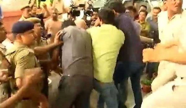 बड़ी खबर: तेजस्वी यादव के सुरक्षाकर्मियों ने मीडियाकर्मियों से की मारपीट, देखें वीडियो बड़ी खबर: तेजस्वी यादव के सुरक्षाकर्मियों ने मीडियाकर्मियों से की मारपीट, देखें वीडियो