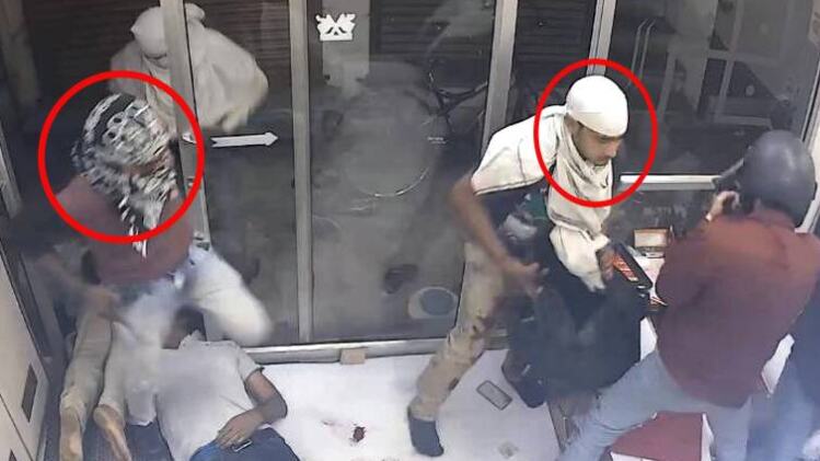 मथुरा पुलिस को बड़ी सफलता, ज्वैलर्स हत्याकांड के मुख्य आरोपी समेत पांच गिरफ्तार मथुरा पुलिस को बड़ी सफलता, ज्वैलर्स हत्याकांड के मुख्य आरोपी समेत पांच गिरफ्तार
