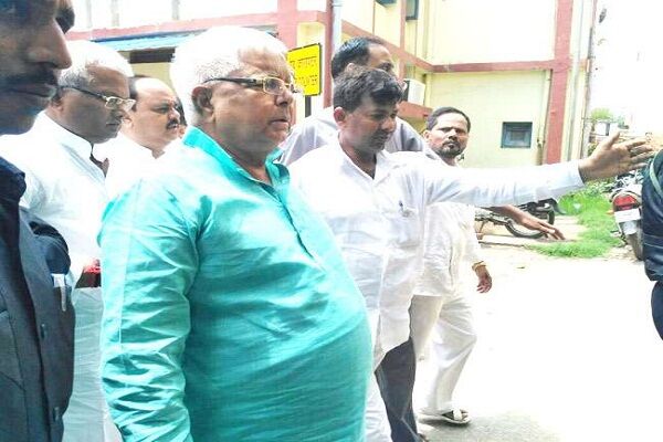 चारा घोटाला: CBI की विशेष अदालत में पेश हुए लालू यादव