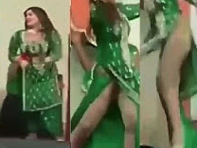 नांचते नाचते खुल गयी इस पाकिस्तानी लड़की की सलवार, और फिर मचा हंगामा, देखें वीडियो नांचते नाचते खुल गयी इस पाकिस्तानी लड़की की सलवार, और फिर मचा हंगामा, देखें वीडियो