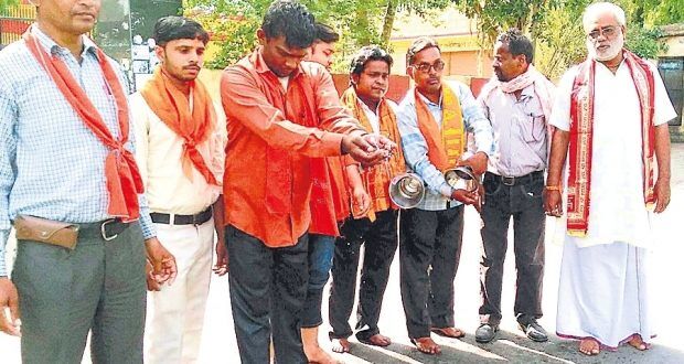 योगीराज में नमाज पढने से अपवित्र हुई कलक्ट्रेट, फिर क्या धो दी गंगाजल से! योगीराज में नमाज पढने से अपवित्र हुई कलक्ट्रेट, फिर क्या धो दी गंगाजल से!