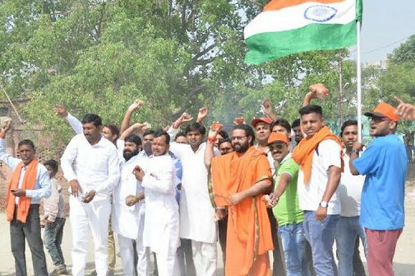 एक संत लोगों को पत्थर फ़ेकने की दे रहे ट्रेनिंग, जानिए क्यों एक संत लोगों को पत्थर फ़ेकने की दे रहे ट्रेनिंग, जानिए क्यों