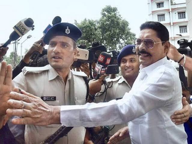 बिहार पुलिस देखती रह गई और अनंत सिंह ने दिल्ली के साकेत कोर्ट में कर दिया सरेंडर